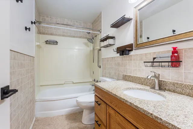 a picture of a bench in a white microwave