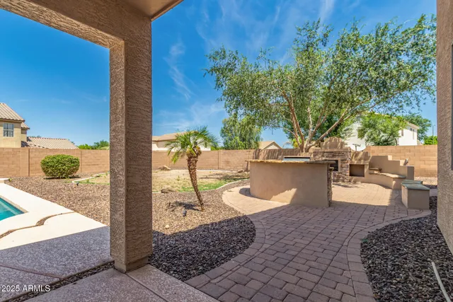 a view of a backyard