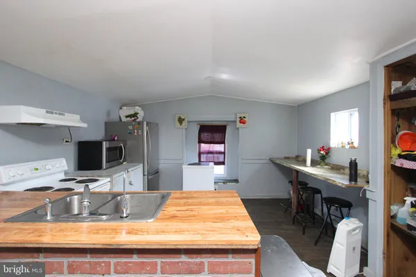 a view of a house with backyard