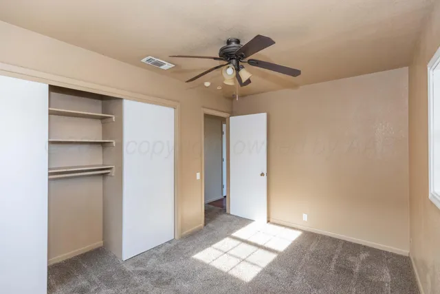 a view of empty room with a ceiling fan
