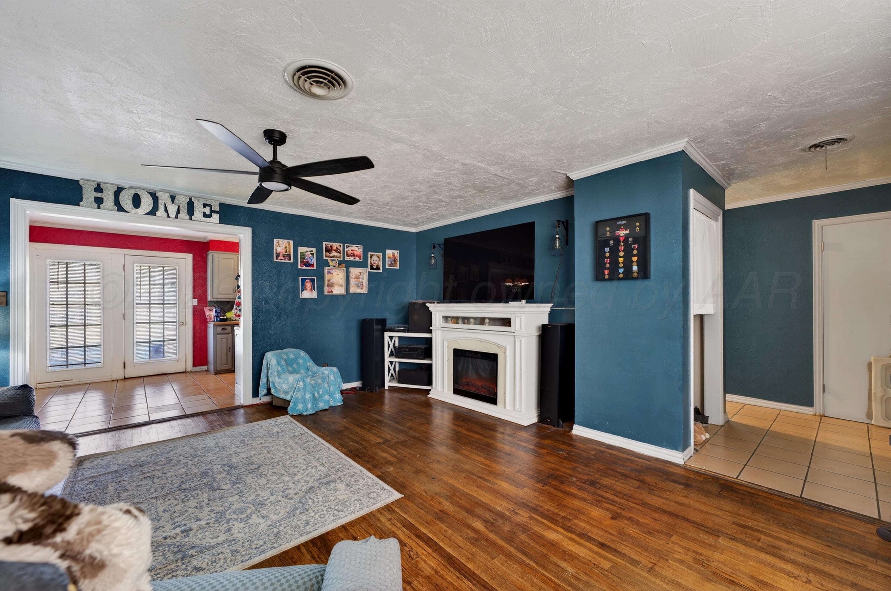 2519 9th Avenue Canyon, TX 79015 - Photo 4 of 24 a living room with furniture and a flat screen tv