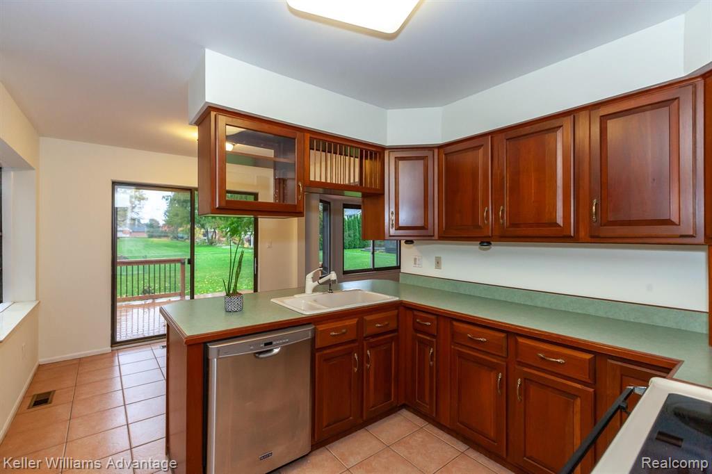 8694 Mannington Road Canton, MI 48187 - Photo 4 of 30