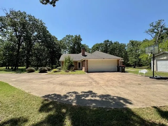 a view of a outdoor space with a house