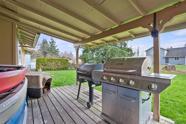 a view of a house with backyard