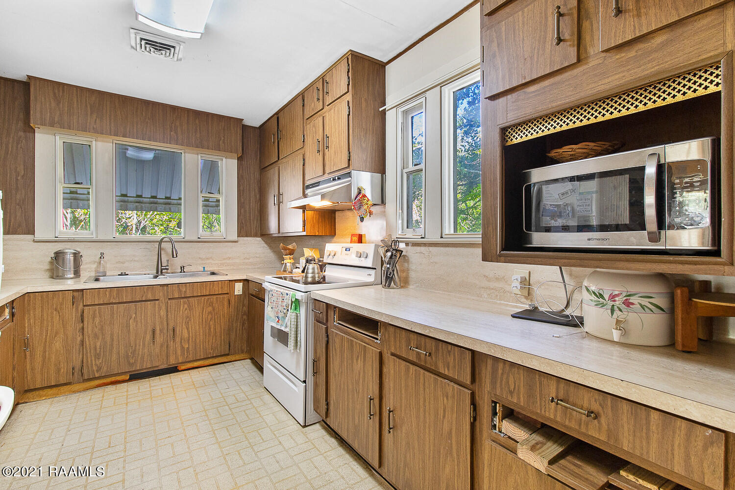 145 East Butcher Switch Road Lafayette, LA 70507 - Photo 8 of 22 Kitchen