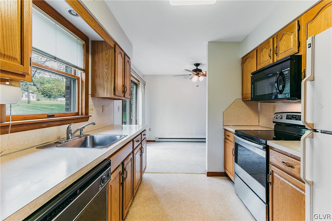 4177 Mink Road Emmaus, PA 18049 - Photo 5 of 14 Kitchen with appliances