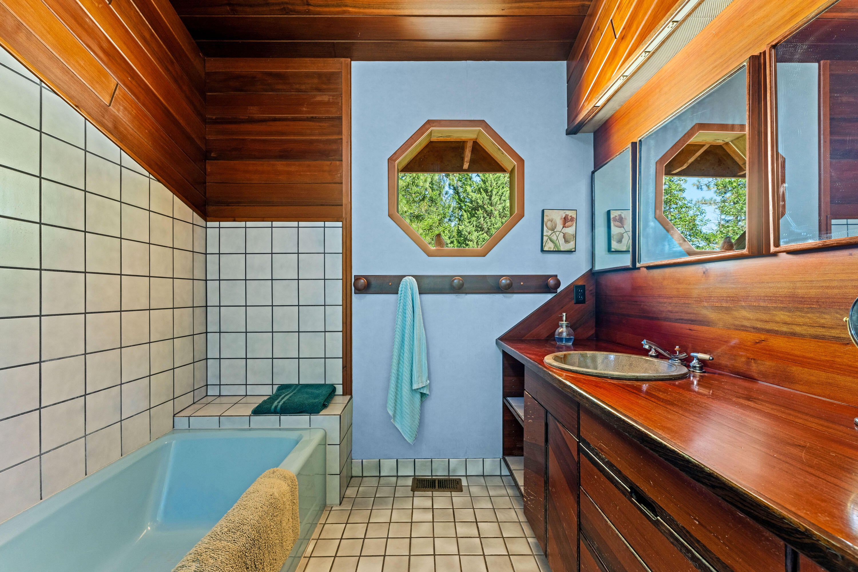 591 Bolt Mountain Road Grants Pass, OR 97527 - Photo 23 of 51 Hall bath