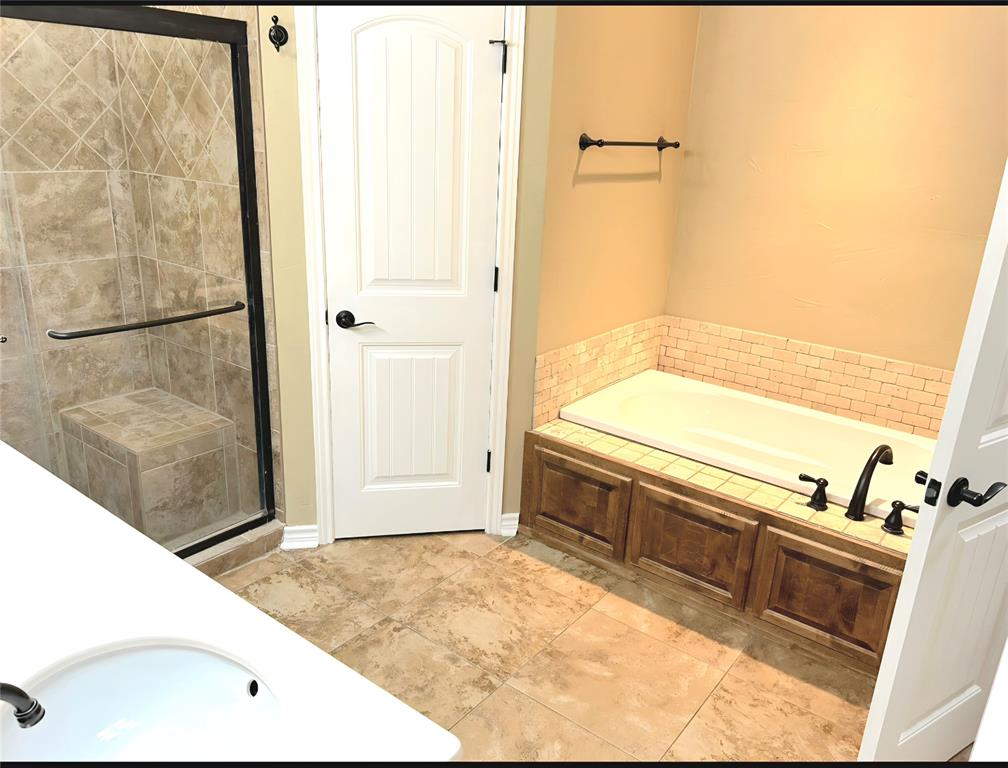 1118 Elk Ridge Drive Stephenville, TX 76401 - Photo 22 of 40 a view of a bathtub in a bathroom