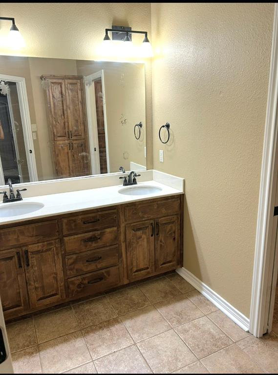 1118 Elk Ridge Drive Stephenville, TX 76401 - Photo 25 of 40 a bathroom with a sink and a mirror
