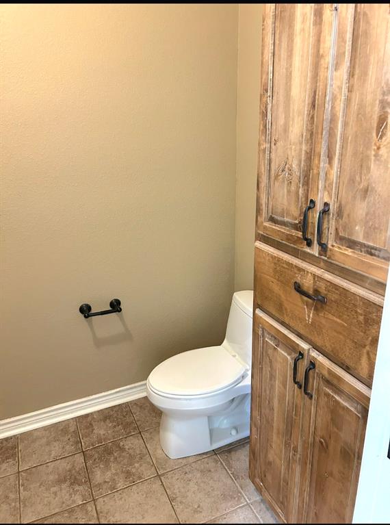 1118 Elk Ridge Drive Stephenville, TX 76401 - Photo 27 of 40 a bathroom with a toilet and a sink
