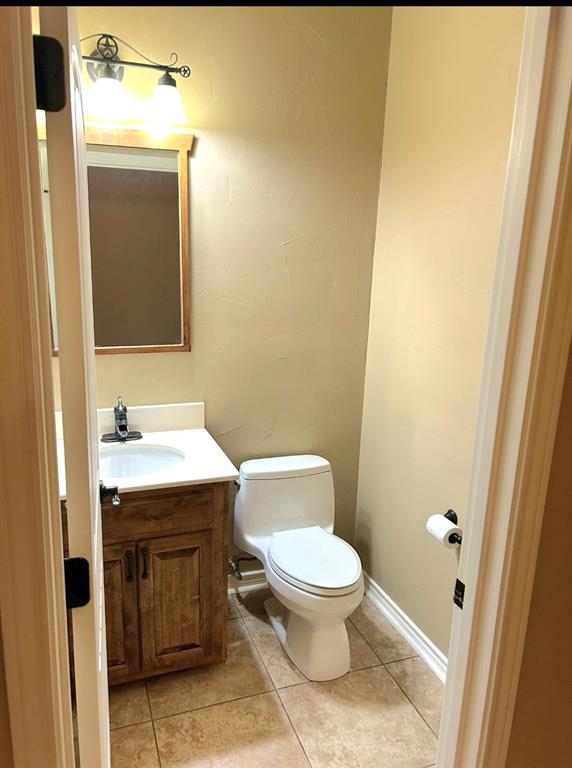 1118 Elk Ridge Drive Stephenville, TX 76401 - Photo 28 of 40 a bathroom with a sink and mirror
