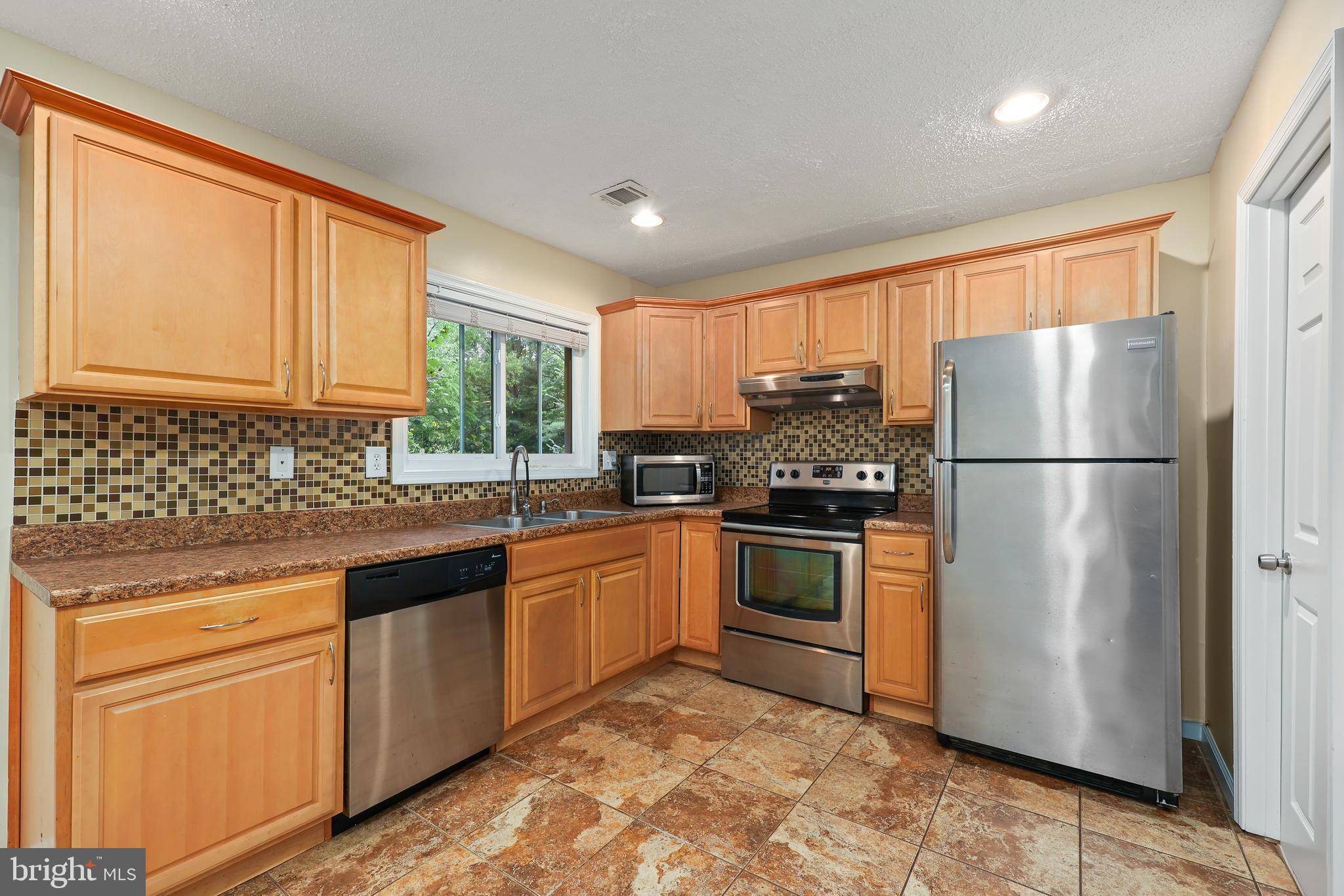 2256 White Cornus Lane Reston, VA 20191 - Photo 9 of 36