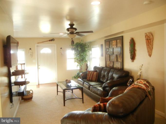 3915 Salem Bottom Road Westminster, MD 21157 - Photo 8 of 28 Living Room