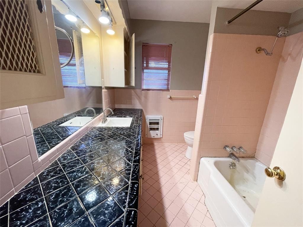 203 Abrams Road Richardson, TX 75081 - Photo 15 of 29 a bathroom with a bathtub sink and mirror