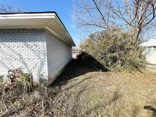 a view of backyard of the house