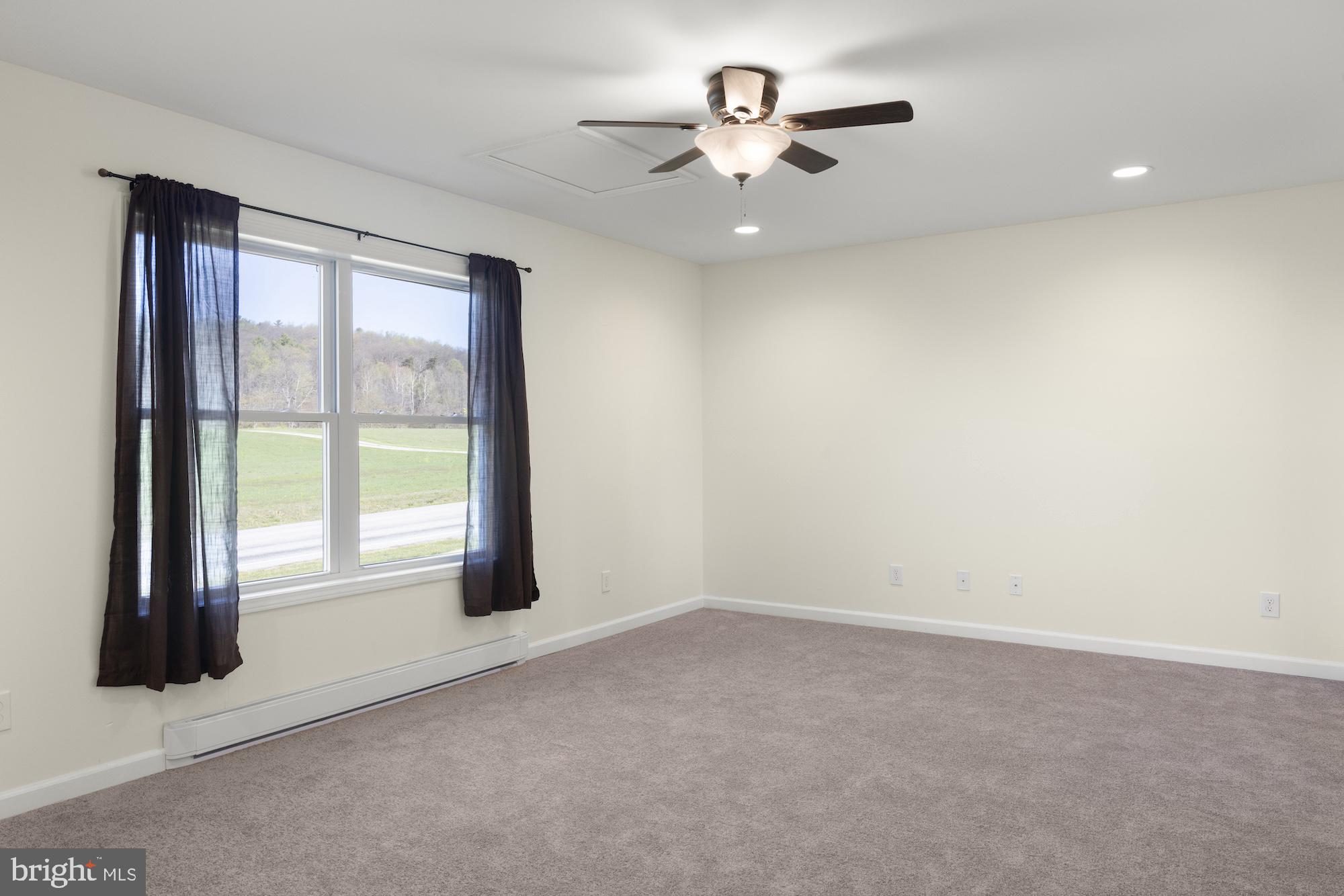 599 Hilltown Road Gettysburg, PA 17325 - Photo 21 of 49 an empty room with a window