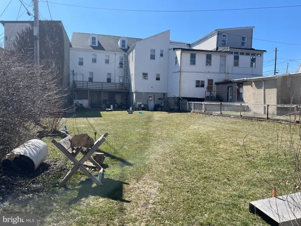 a view of a house with backyard