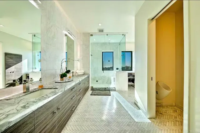 $8,770,000 | 2170 Via Nina, La Jolla, CA 92037