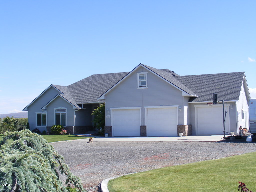 15012 Fisk Road Yakima, WA 98908 - Photo 1 of 23 a house view with a garden space