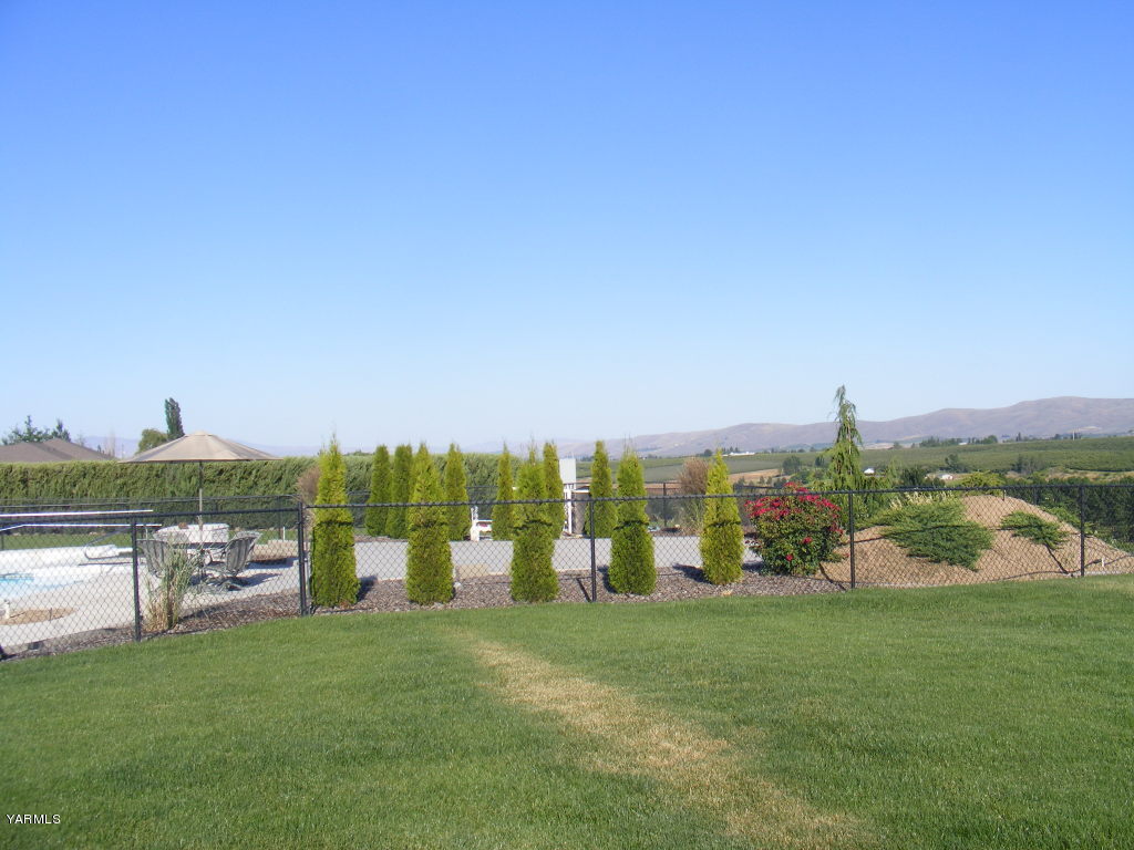 15012 Fisk Road Yakima, WA 98908 - Photo 16 of 23 a view of a city