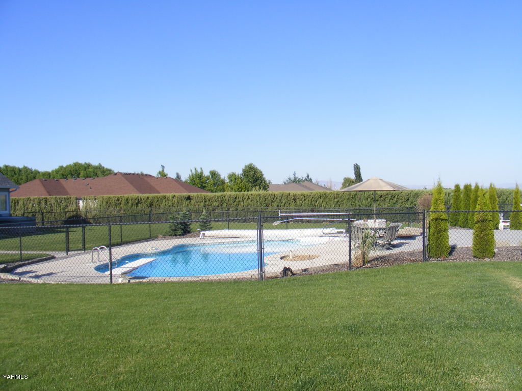 15012 Fisk Road Yakima, WA 98908 - Photo 20 of 23 a view of a terrace with a garden