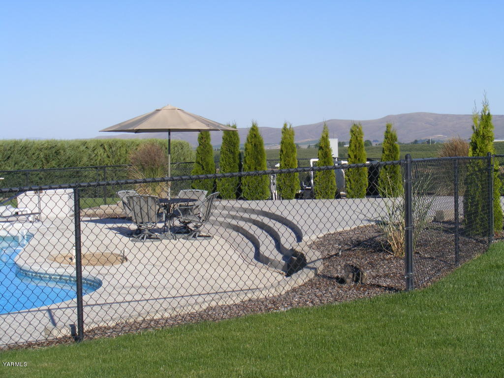 15012 Fisk Road Yakima, WA 98908 - Photo 21 of 23 a view of a couches and lounge chairs in the patio