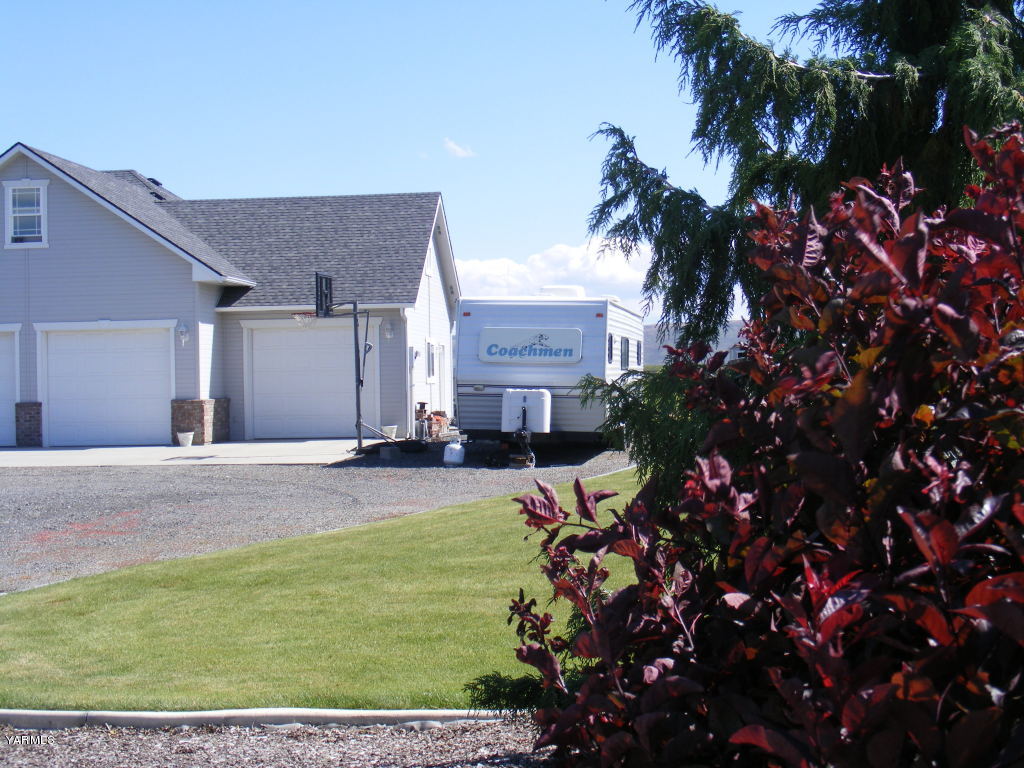 15012 Fisk Road Yakima, WA 98908 - Photo 22 of 23 a backyard of a house with table and chairs