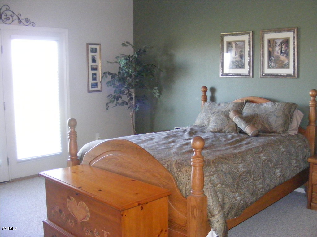 15012 Fisk Road Yakima, WA 98908 - Photo 8 of 23 a bedroom with a bed and a window