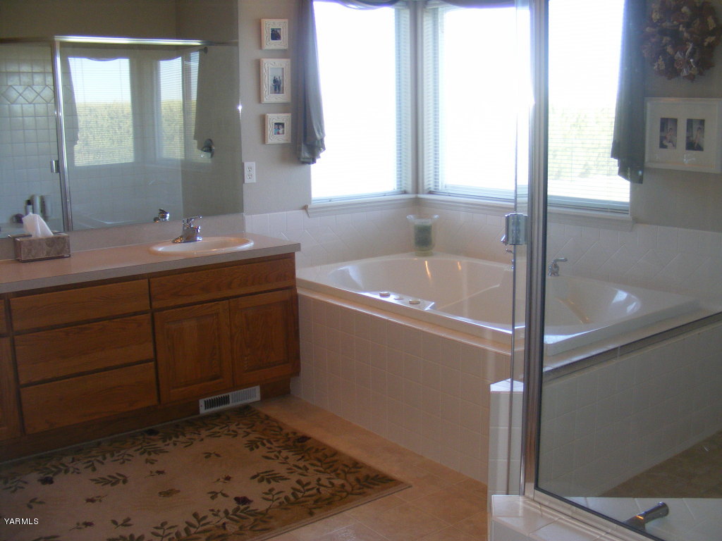 15012 Fisk Road Yakima, WA 98908 - Photo 9 of 23 a bathroom with a sink and a mirror