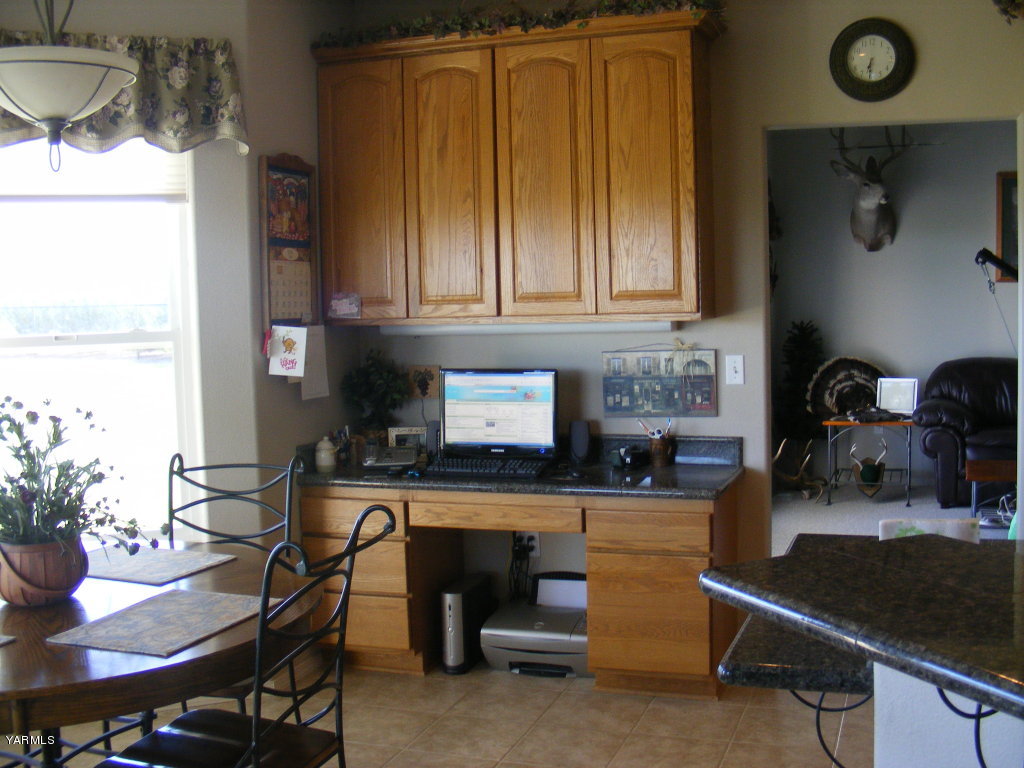 15012 Fisk Road Yakima, WA 98908 - Photo 10 of 23 a kitchen with a table and chairs in it