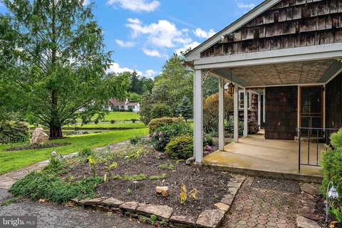 a view of a house with backyard and garden