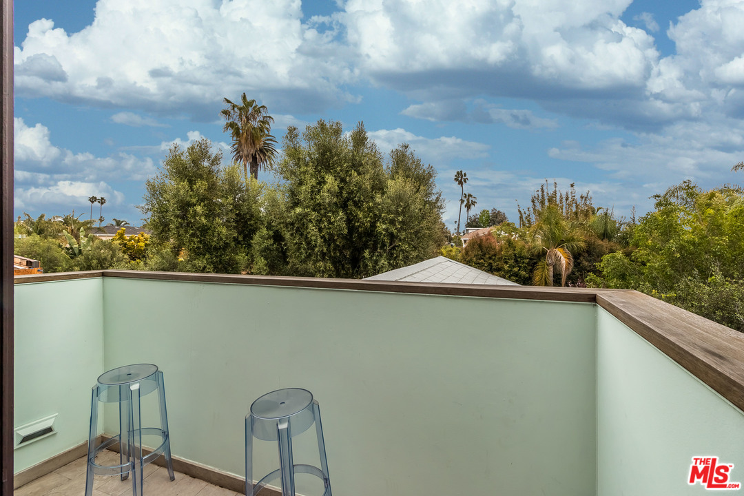 631 Palms Boulevard Venice, CA 90291 - Photo 16 of 23 a view of a balcony with chair and table