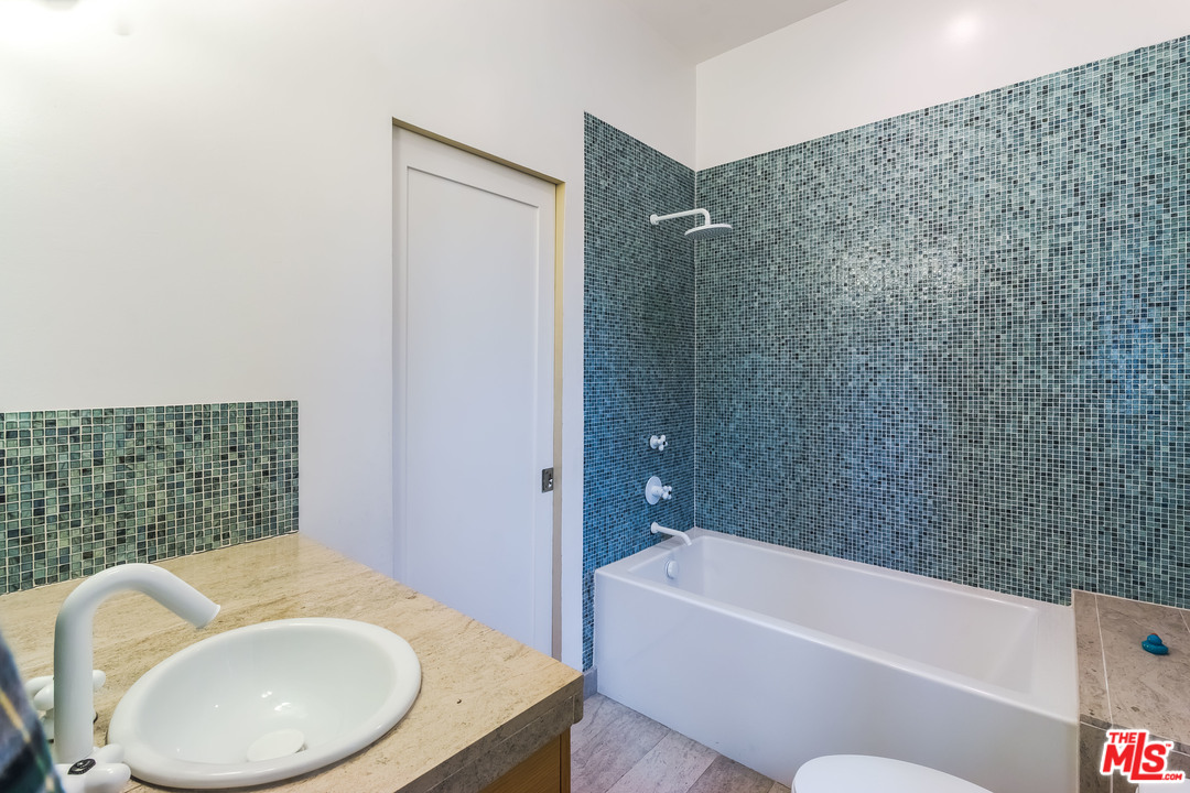631 Palms Boulevard Venice, CA 90291 - Photo 19 of 23 a bathroom with a sink and bathtub