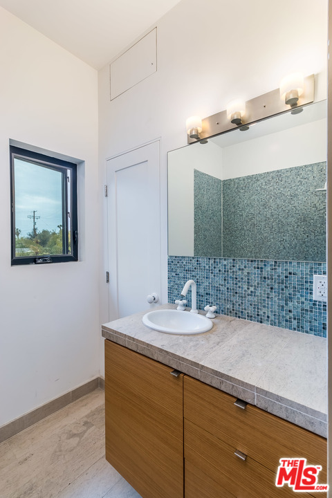 631 Palms Boulevard Venice, CA 90291 - Photo 20 of 23 a bathroom with a sink and a mirror