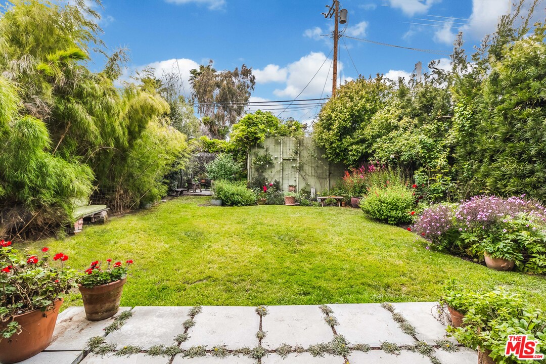 631 Palms Boulevard Venice, CA 90291 - Photo 21 of 23 a view of a garden with plants and a bench