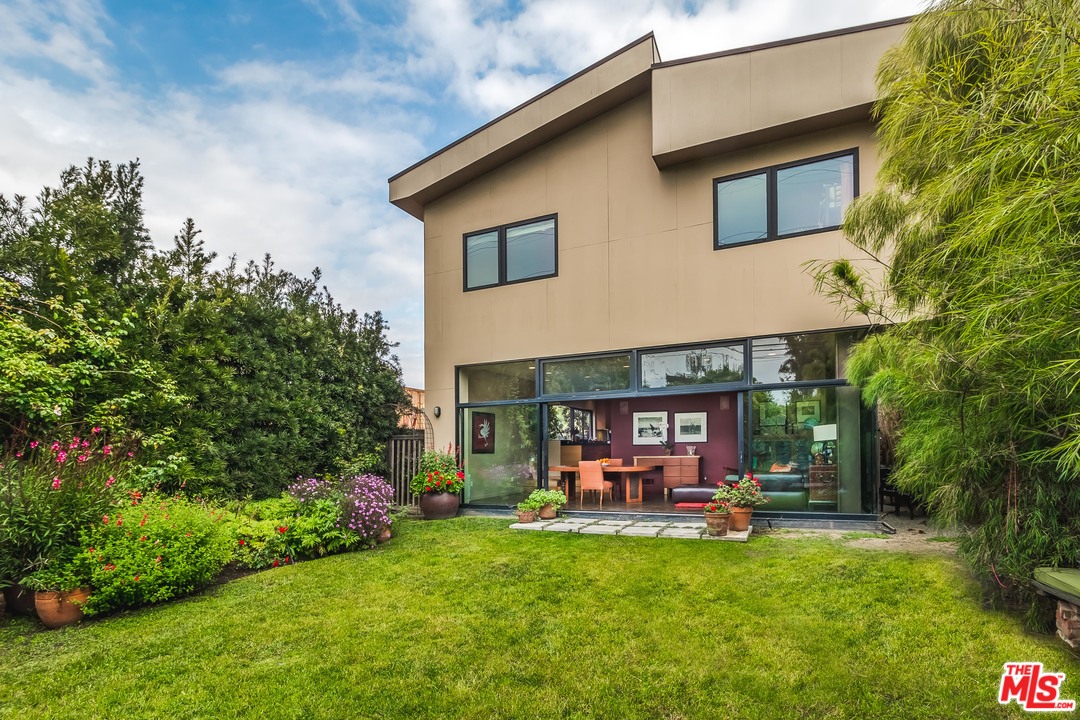 631 Palms Boulevard Venice, CA 90291 - Photo 22 of 23 a view of a house with backyard porch and sitting area