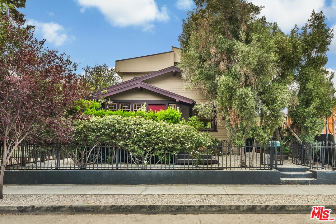 631 Palms Boulevard Venice, CA 90291 - Photo 4 of 23 a front view of a house with a garden