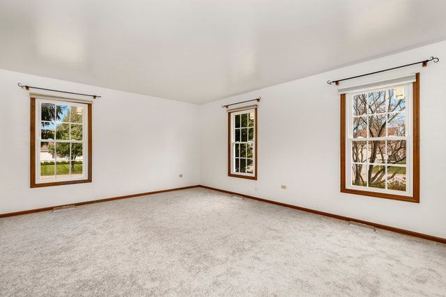 290 Tanglewood Drive Gurnee, IL 60031 - Photo 4 of 23