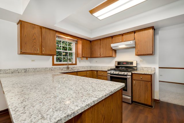 290 Tanglewood Drive Gurnee, IL 60031 - Photo 7 of 23