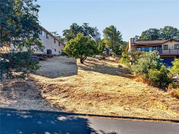 a view of back yard of the house
