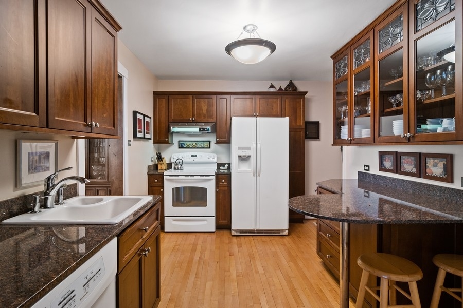 371 Nuttall Road Riverside, IL 60546 - Photo 5 of 11