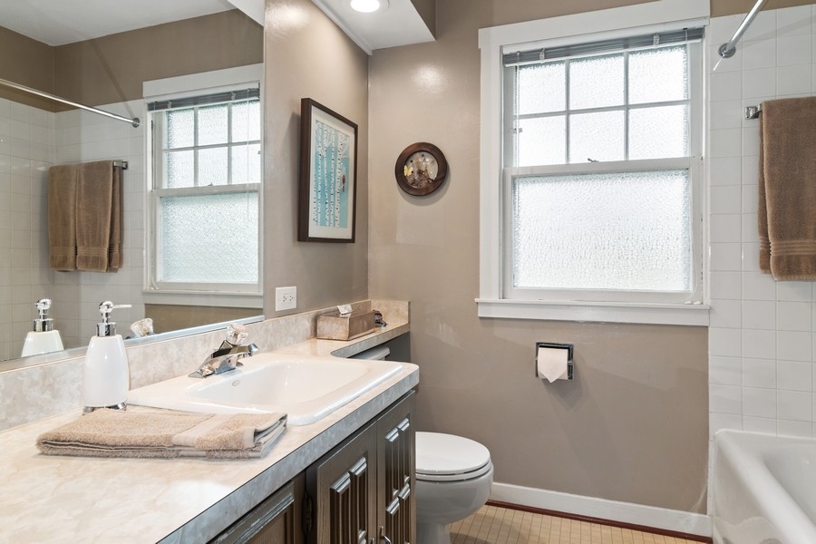 371 Nuttall Road Riverside, IL 60546 - Photo 8 of 11