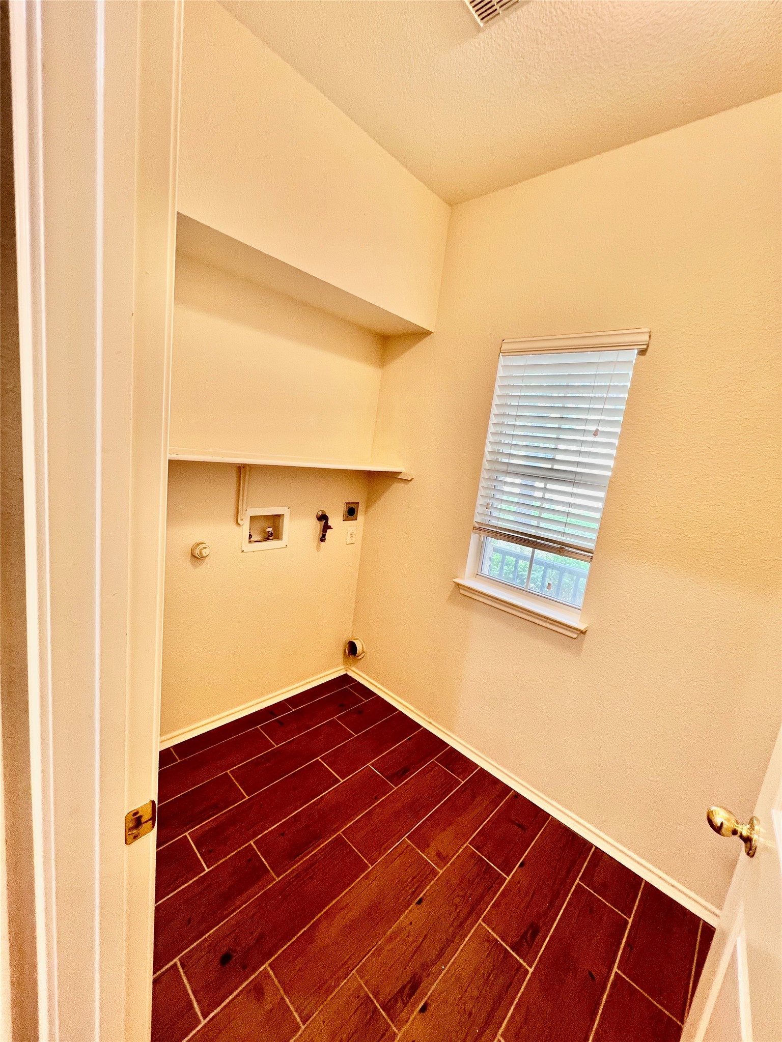 11309 Los Comancheros Road Austin, TX 78717 - Photo 9 of 36 utility room
