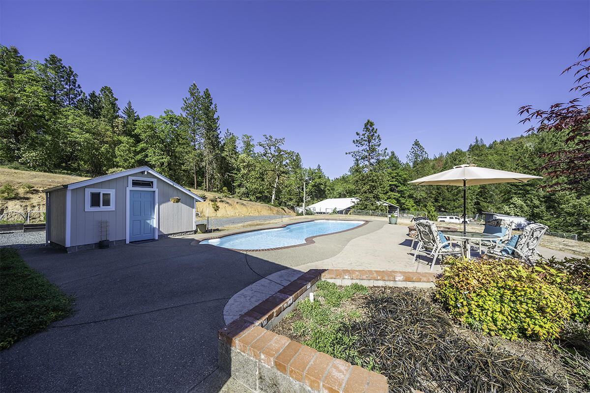 2010 Stewart Road Grants Pass, OR 97526 - Photo 15 of 32 pool