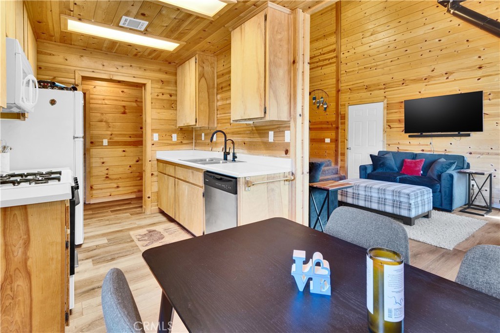 8040 Ready Road Bradley, CA 93426 - Photo 10 of 40 a living room with furniture and a flat screen tv