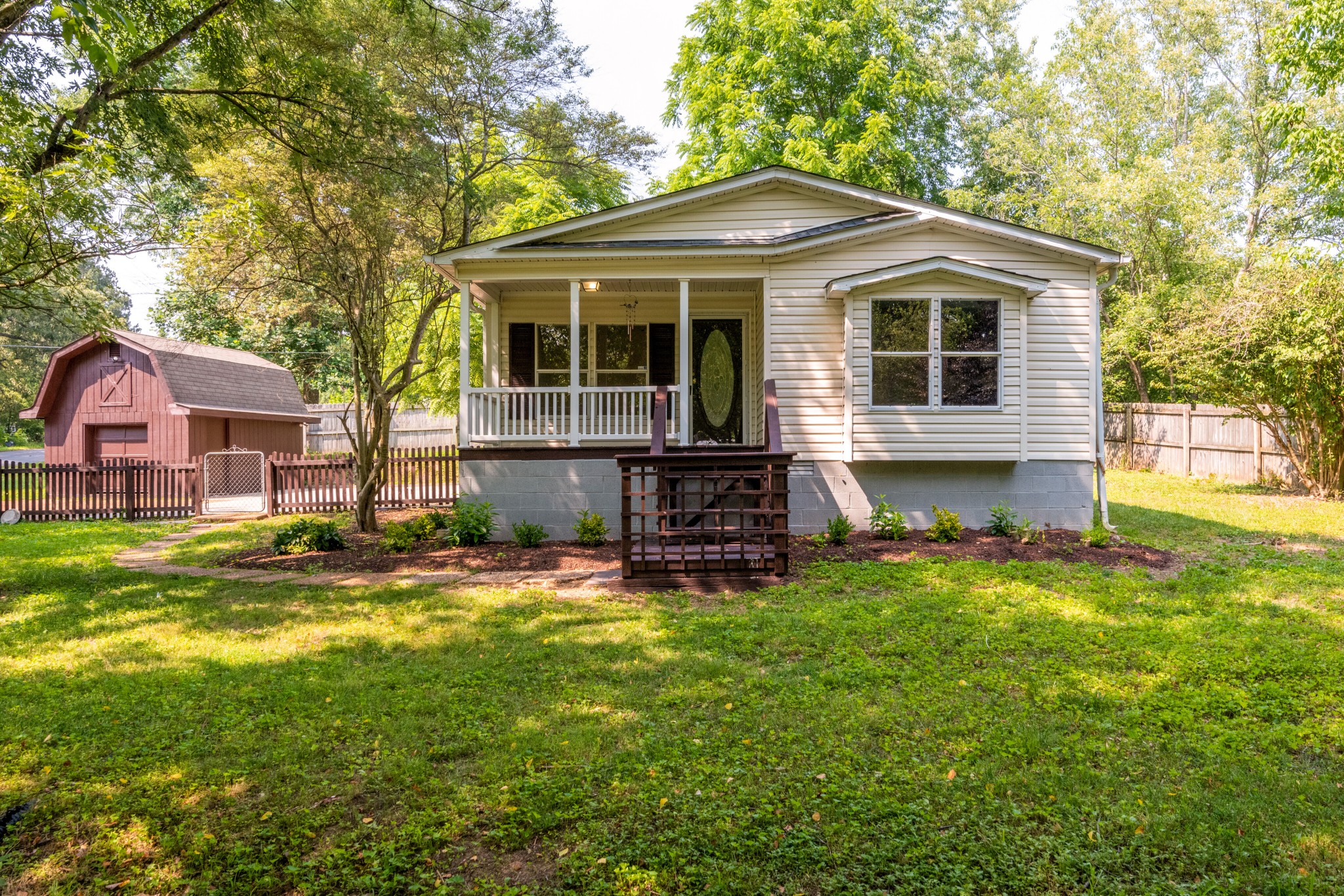 211 Hillcrest Road Kingston Springs, TN 37082 - Photo 2 of 28 a front view of a house with a garden