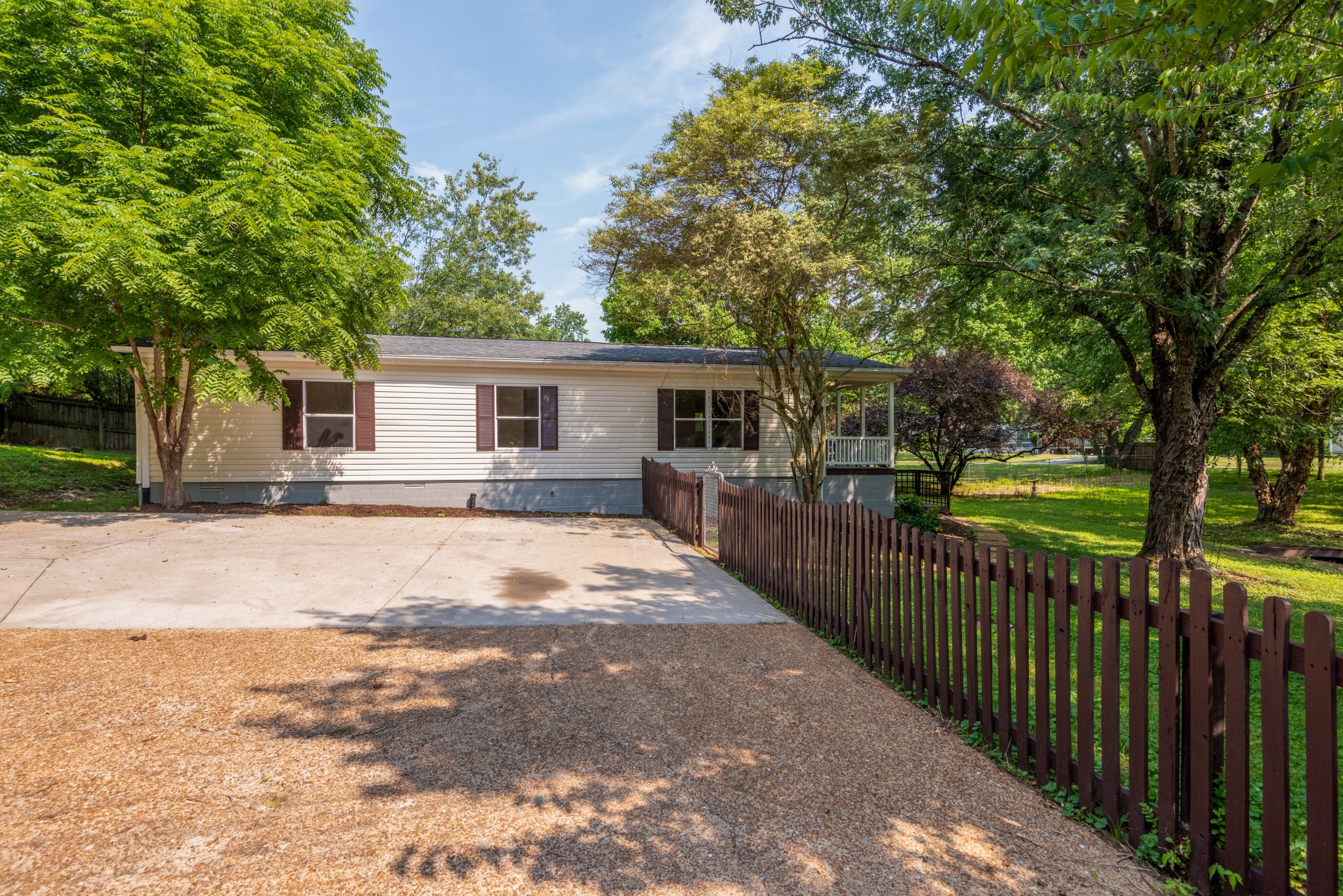211 Hillcrest Road Kingston Springs, TN 37082 - Photo 26 of 28 a view of a house with backyard and trees
