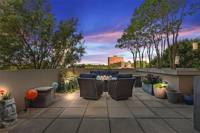 $590,000 | 2881 Peachtree Street Northeast, Unit 605, Atlanta, GA 30305