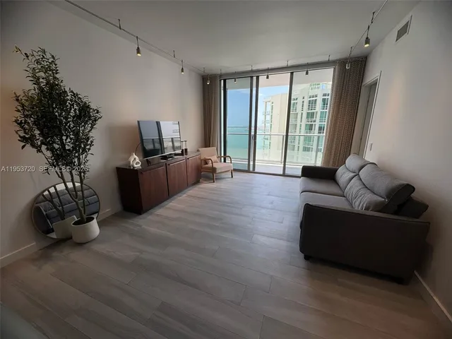 $4,300 | 1300 Brickell Bay Drive, Unit 2504, Miami, FL 33131