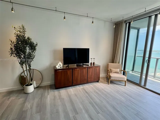 $4,300 | 1300 Brickell Bay Drive, Unit 2504, Miami, FL 33131